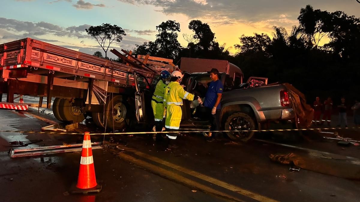 Acidente entre carreta e caminhonete deixa dois mortos e dois feridos