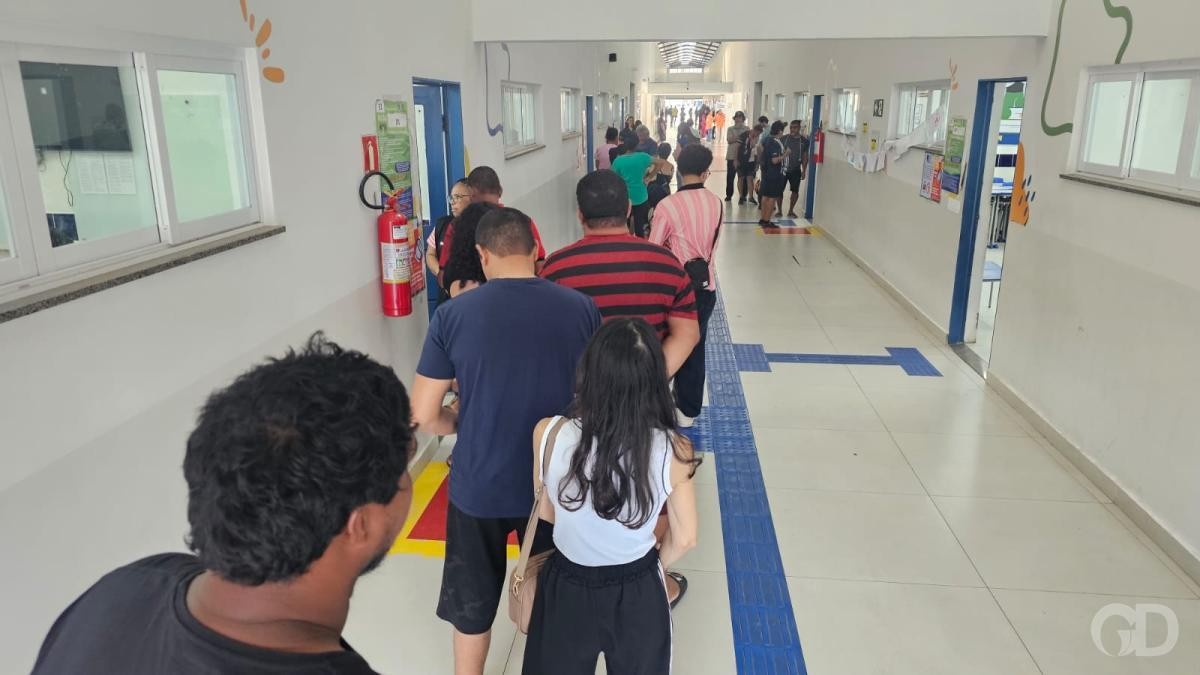 Eleitores enfrentam filas nas primeiras horas de votação